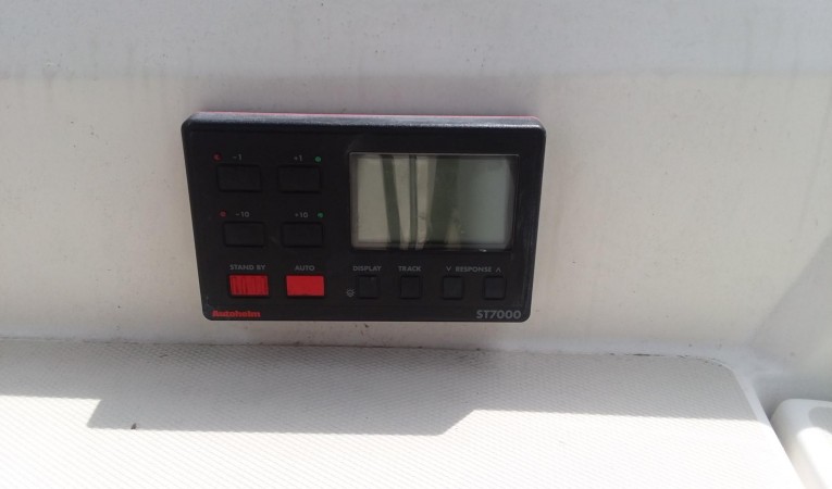 38 Sabre ST7000 autopilot control