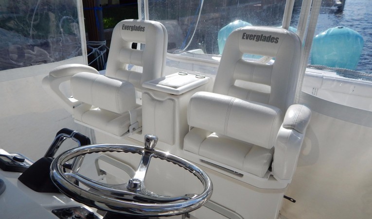 35 Everglades Power Helm Seats
