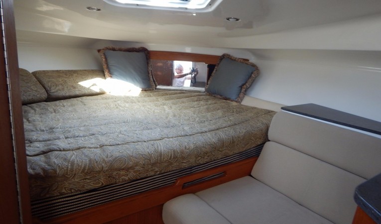 35 Everglades Fwd Berth