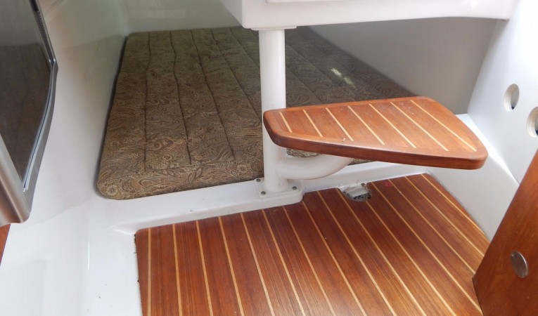 35 Everglades Mid Berth