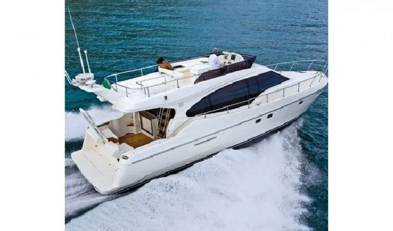 47 Ferretti Yachts under way mfg image