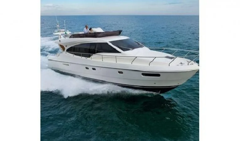 47 Ferretti Yachts underway mfg image