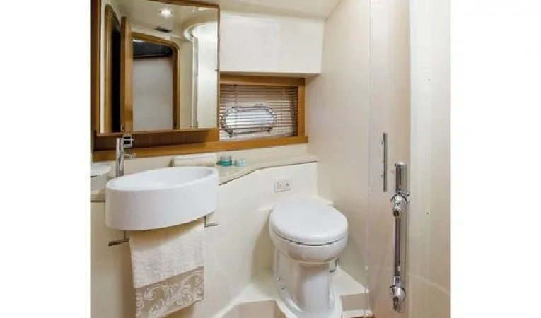 47 Ferretti Yachts guest head