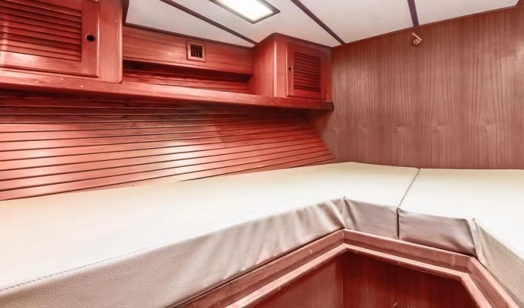 55 Custom Bruce Roberts / Forward Stateroom