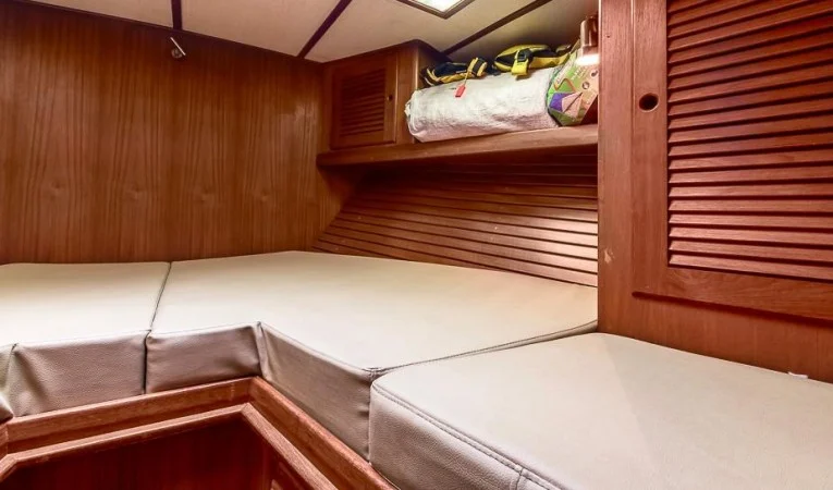 55 Custom Bruce Roberts / Forward Stateroom