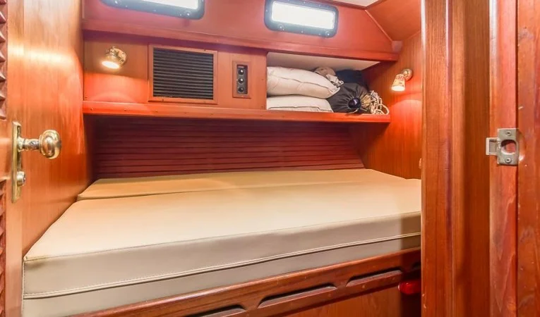 55 Custom Bruce Roberts / 2nd Stateroom