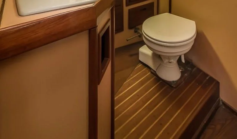 55 Custom Bruce Roberts / Aft Head