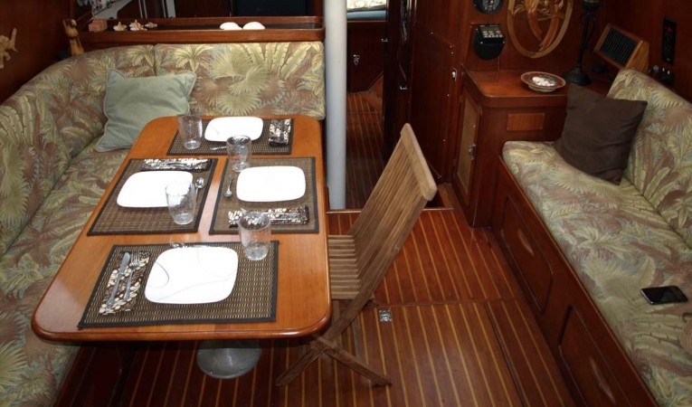 47 Gulfstar Main salon table