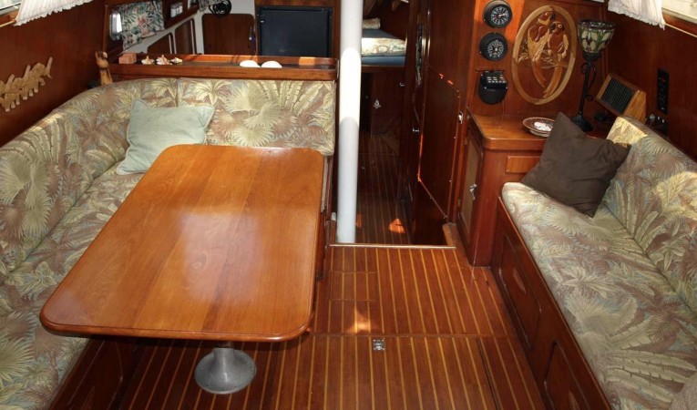 47 Gulfstar Main salon 2