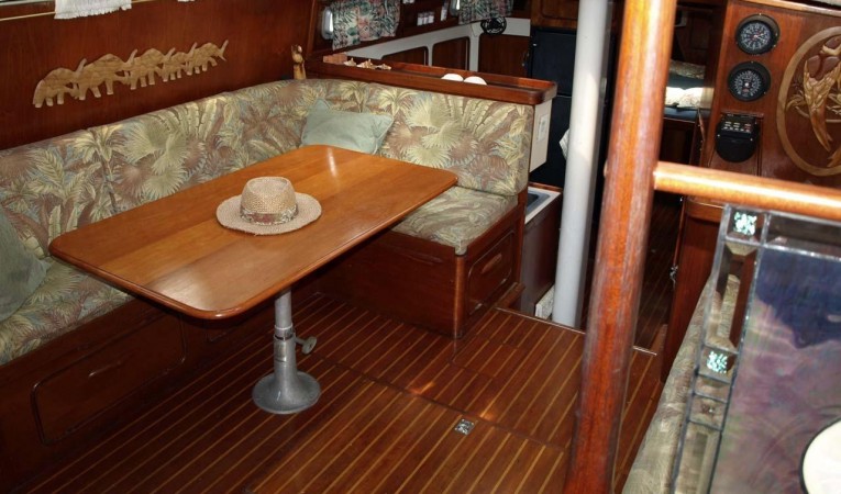 47 Gulfstar Main salon 3