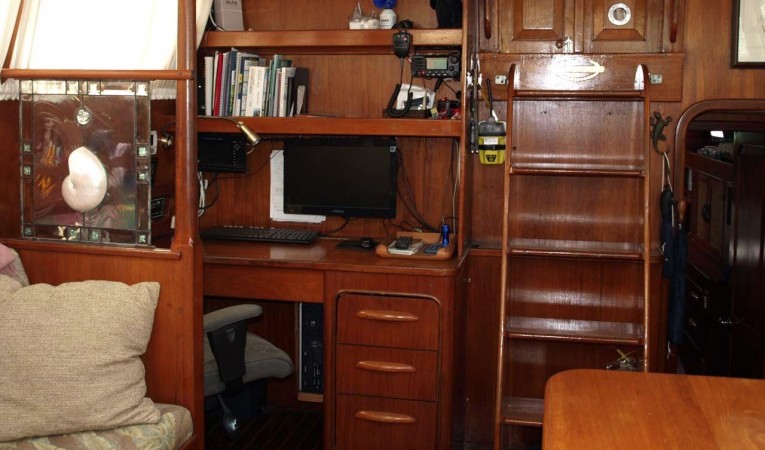 47 Gulfstar Main salon aft