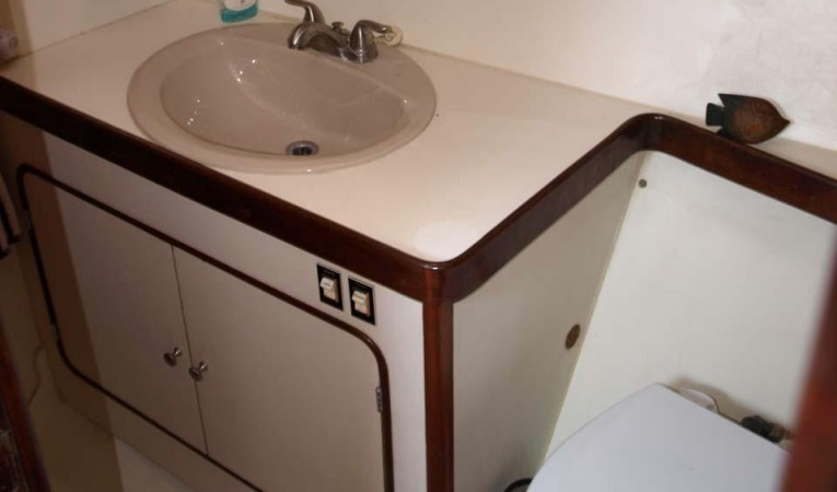 47 Gulfstar Guest head