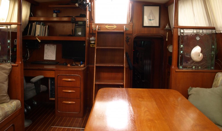 47 Gulfstar Main salon aft