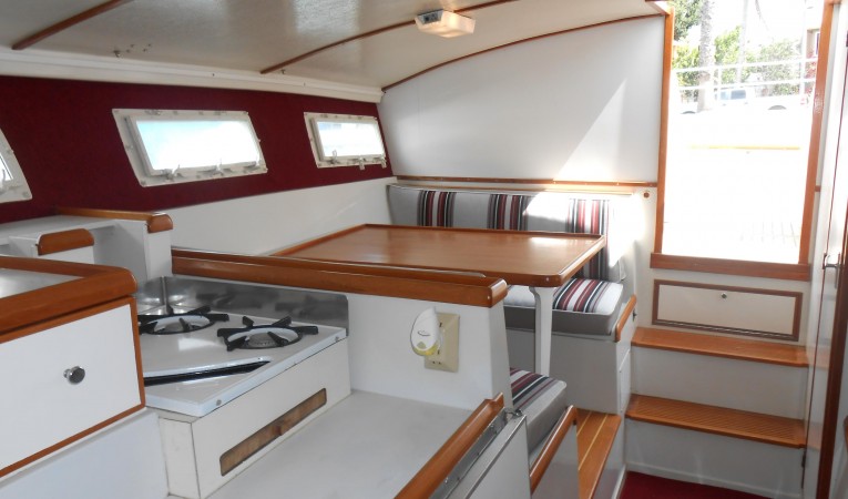 35 Magnum Salon looking aft