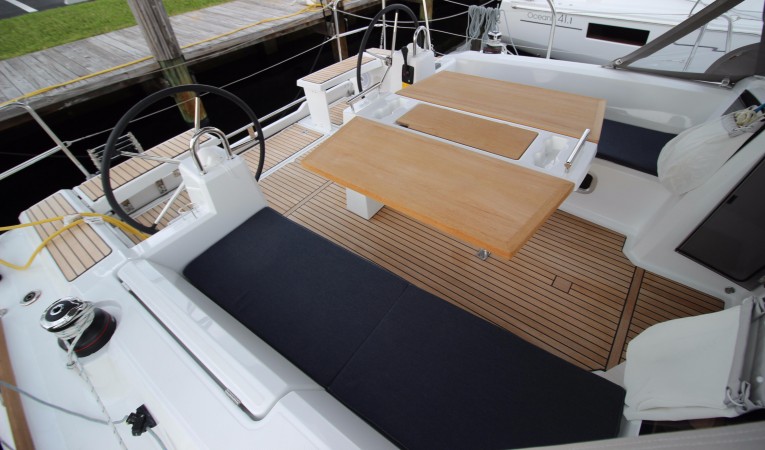 38 Beneteau Cockpit