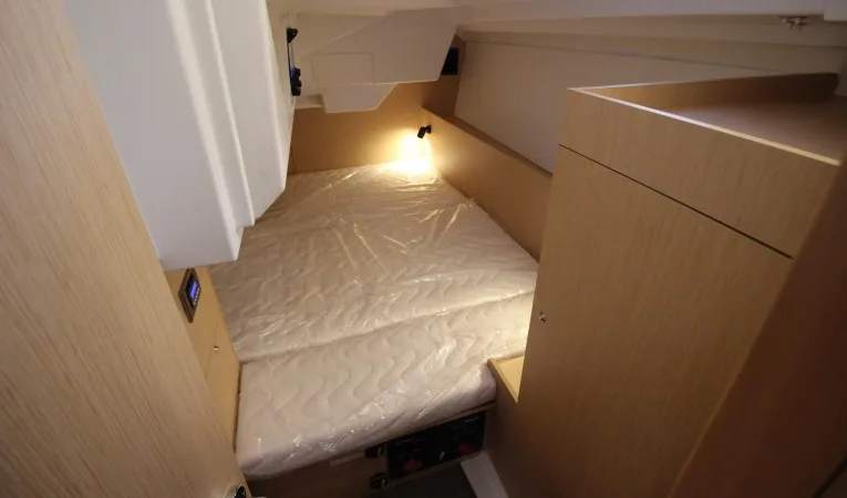 38 Beneteau Guest stateroom