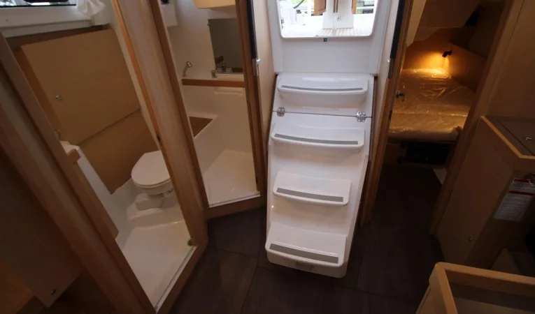 38 Beneteau Head, Shower, Guest stateroom