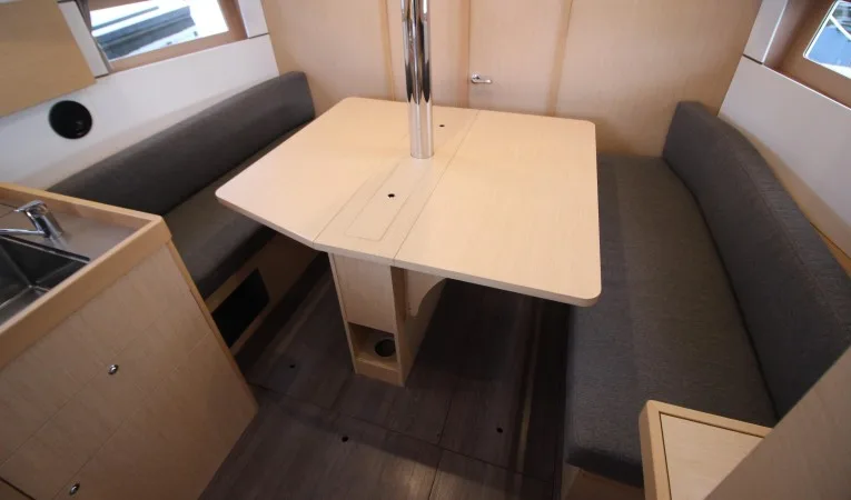 38 Beneteau Salon dining