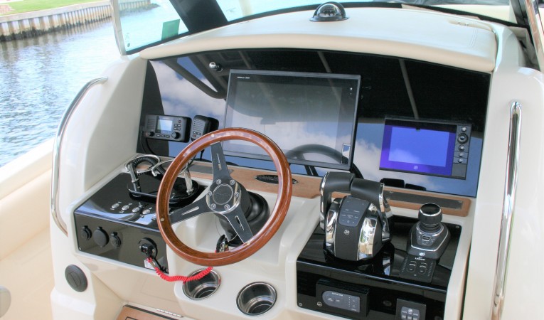 34 Chris-Craft Helm
