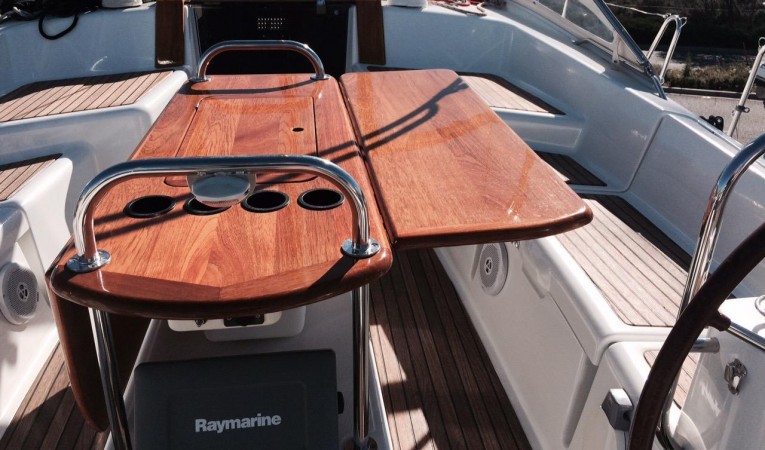 42 Jeanneau Beautiful Cockpit Table