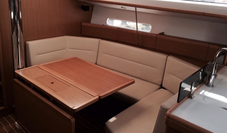 42 Jeanneau Settee w Dinette Table