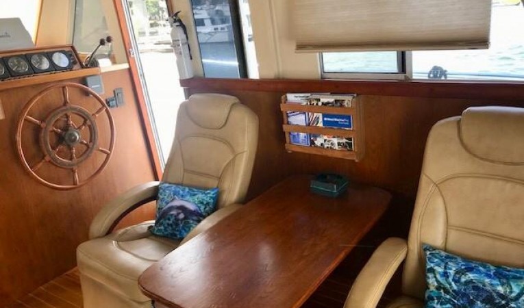 39 Mainship New Salon Seating