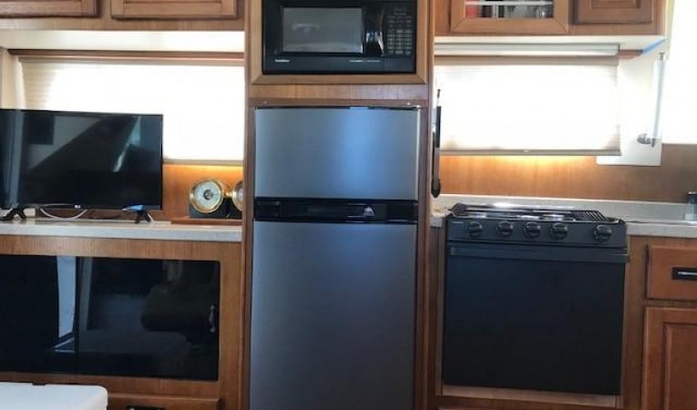 39 Mainship Upgraded Galley