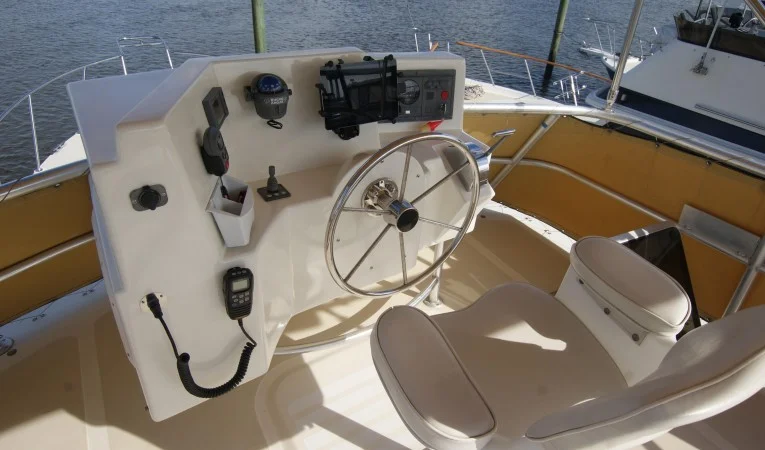 42 Fox Island flybridge helm