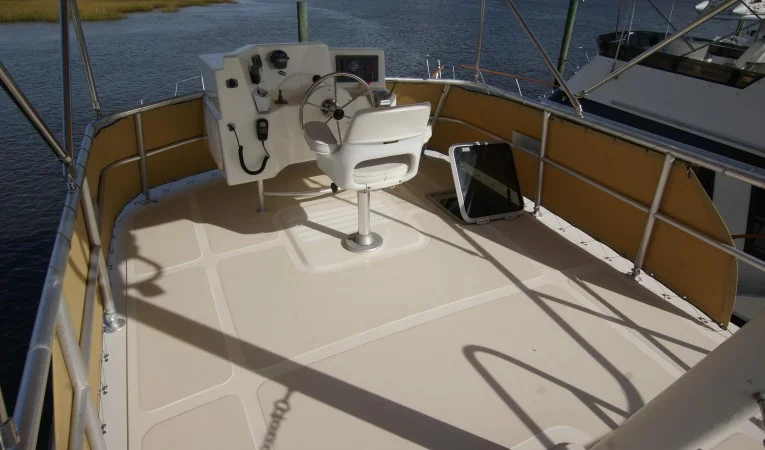 42 Fox Island flybridge looking forward