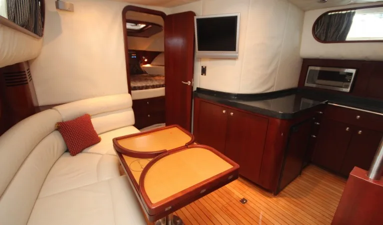 43 Chris-Craft Salon 1