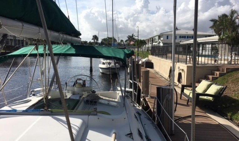 38 Beneteau Deck view aft