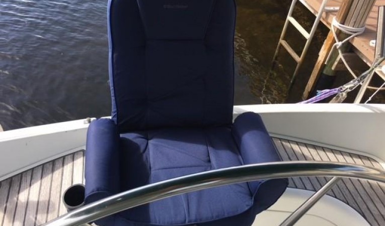 38 Beneteau Excellent Captains chair
