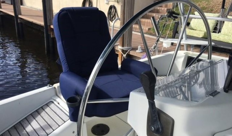 38 Beneteau Captains chair