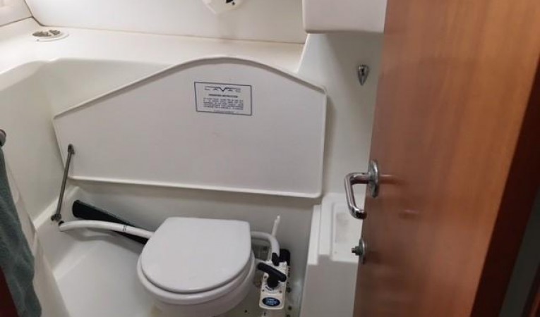 38 Beneteau Head and shower stall