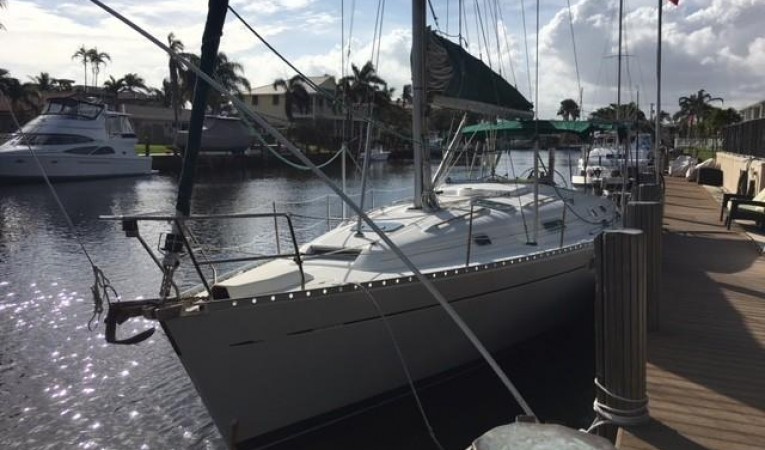 38 Beneteau Port side bow