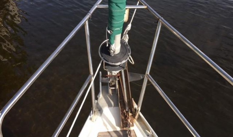 38 Beneteau Roller furling genoa and anchor roller