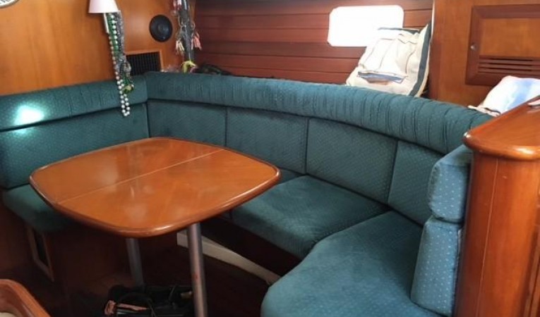 38 Beneteau Salon starboard side seating area