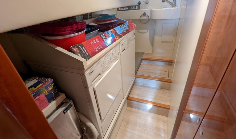 59 Ferretti 