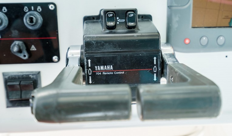 33 Intrepid Yamaha Throttle