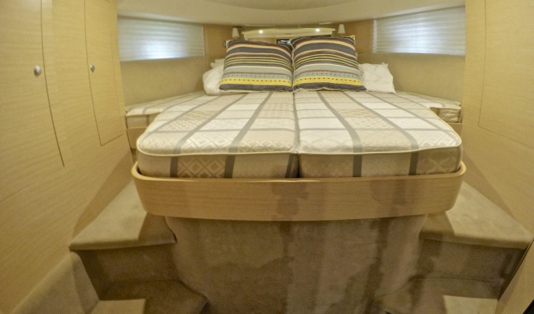43 Cranchi VIP Cabin
