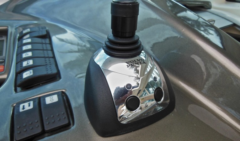 43 Cranchi Joystick control