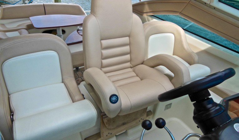 43 Cranchi Helm Char & bolster seats