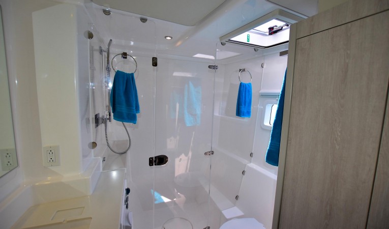 58 Robertson & Caine Full Size Master Shower