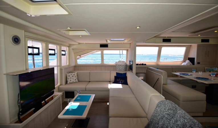 58 Robertson & Caine Forward entertainment area