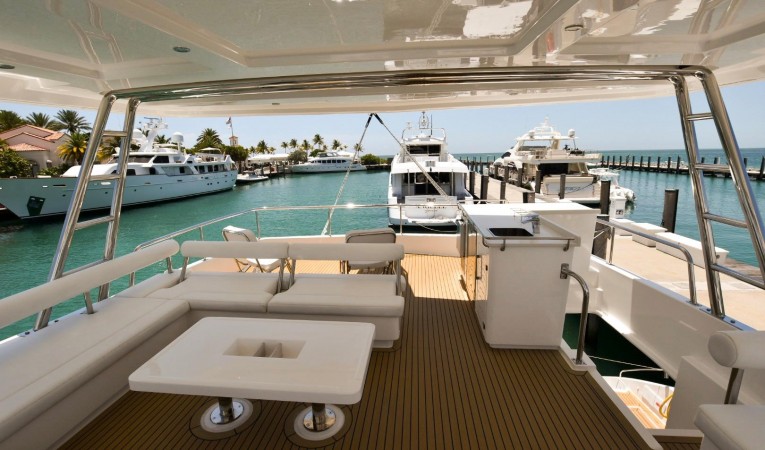 58 Robertson & Caine Enormous Flybridge