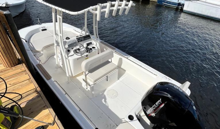 19 Boston Whaler 