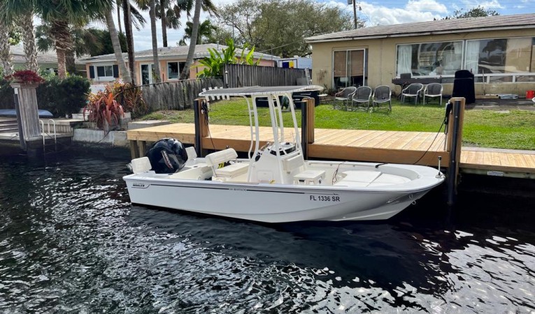 19 Boston Whaler 
