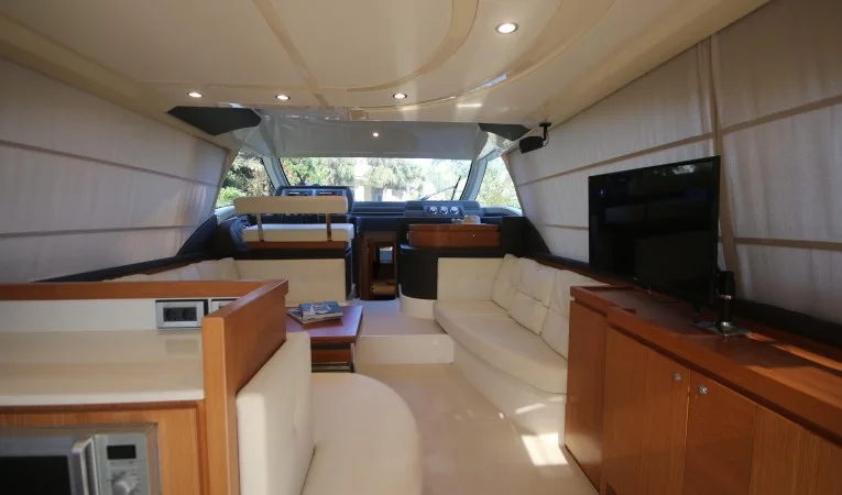 47 Ferretti Yachts salon forward