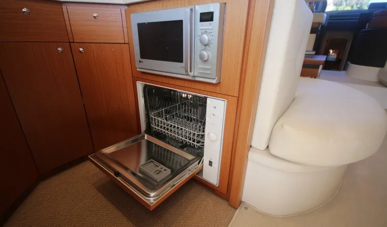 47 Ferretti Yachts dishwasher/microwave