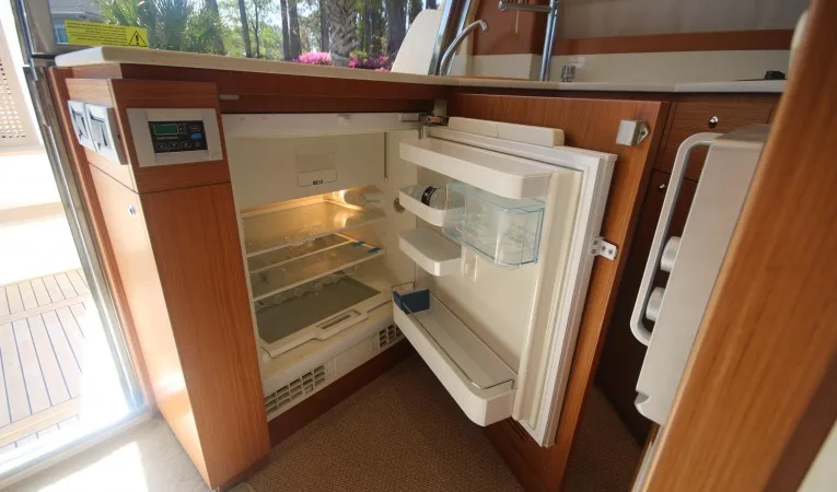 47 Ferretti Yachts galley Bosch fridge